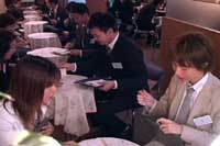 お互いに自己紹介するパーティー参加者