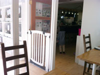 うさぎcafeおひさま店内のようす：プレイスペースとカフェスペース